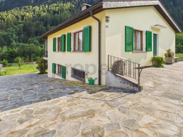 Einfamilien /Doppelhaus mit Blick auf den Piumogna Wasserfall