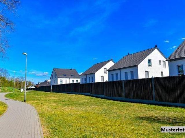 Einfamilien Doppelhaushälfte mit 6 Zimmern und Terrasse