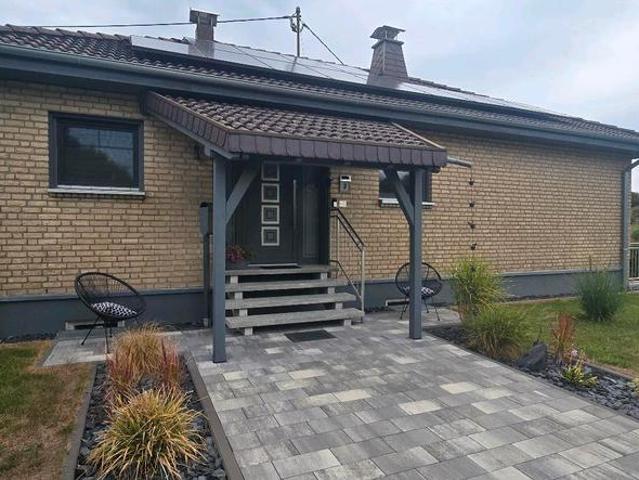 Einfamilien Haus Winkel Bungalow mit viel Grundstück und Pool