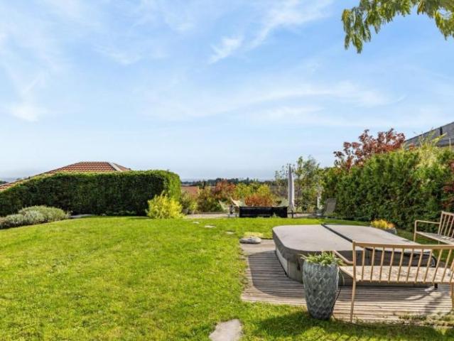 Freistehende Villa mit Panoramablick auf den Genfersee
