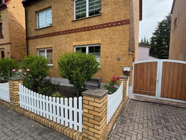 Einfamilienhaus 143qm mit Garten, Keller und Garagen