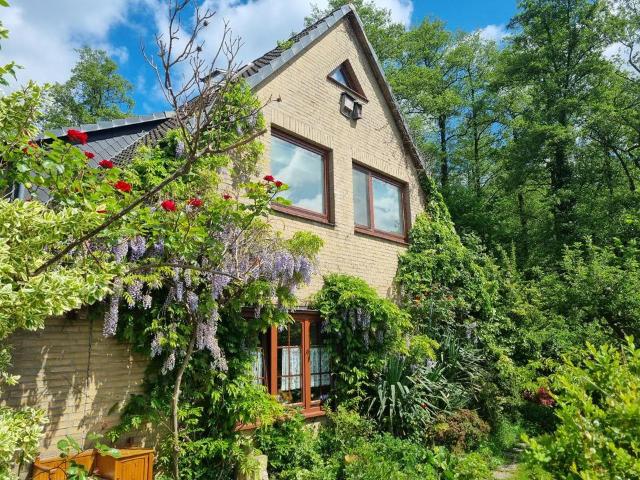Einfamilienhaus – 155 qm, 6 Zimmer, zentral und ruhig am Wald