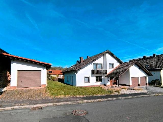 Einfamilienhaus, 2 Etagen, Keller, 3 Garagen + 3 Stellplätze