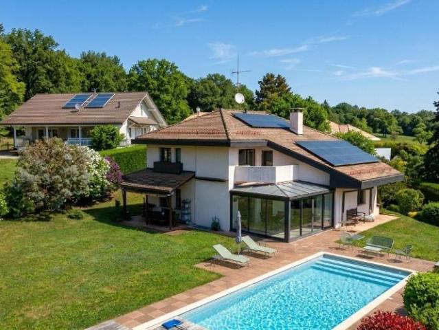 Erhabenes 7.5 Zimmer Haus in Givrins