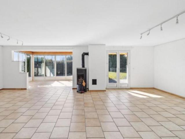 Freistehende Villa auf einer Ebene mit schönem Aufstockungspotenzial!