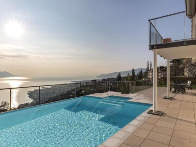 Schöne Villa mit einem Pool, der ein außergewöhnliches Panorama bietet