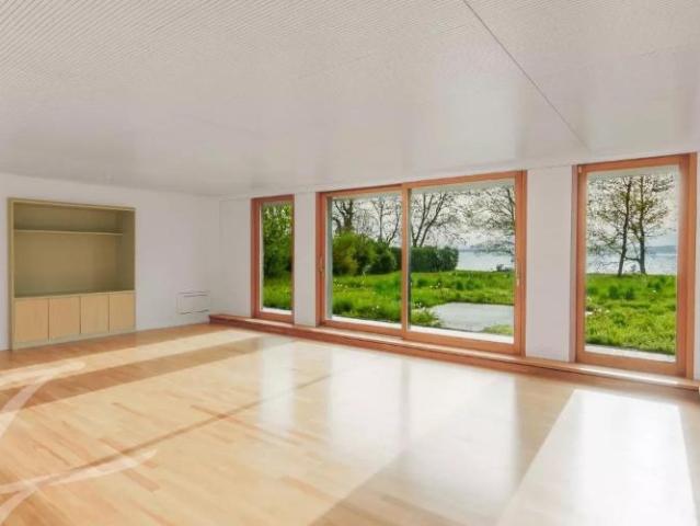 Villa am Wasser mit 7.585 m² Grundstück