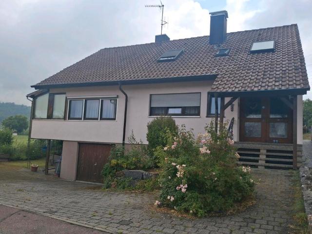 Einfamilienhaus 8 Zimmer!: ruhige Lage und riesiger Garten