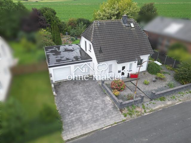 Einfamilienhaus am Feldrand mit Doppelgarage & großem Garten