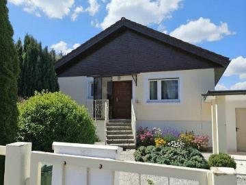 Einfamilienhaus am Land – hier wird der sonnige Garten zur Oase der Ruhe mit Sommerzauber im Gartenhäuschen