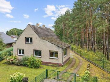 Einfamilienhaus am Waldrand mit Baureserve und zwei Zufahrten