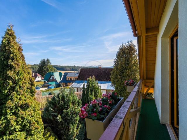 Einfamilienhaus am Wasser mit Terrasse und Balkon – Hrdoňov