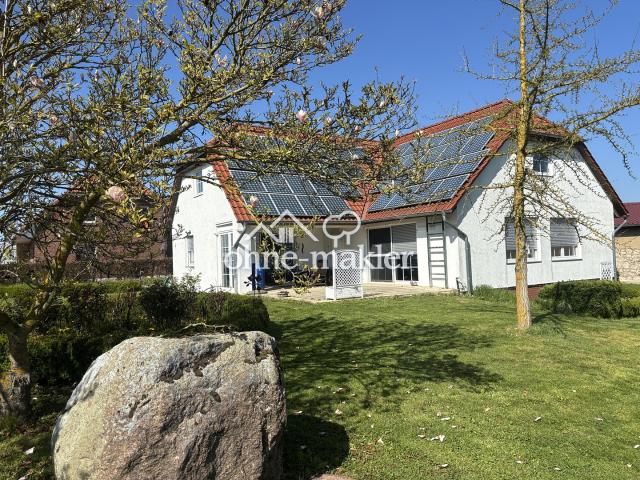 Einfamilienhaus auf großem Grundstück