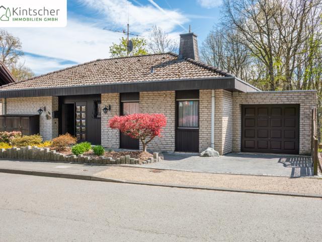 Einfamilienhaus / Bungalow mit Kamin Garten Garage Schwimmbad und Sauna in Burscheid Hilgen