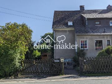 Einfamilienhaus Doppelhaushälfte und Garagengebäude auf Grundstück