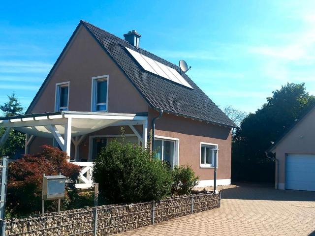 Einfamilienhaus, Effizienzhaus 55, überdachte Terrasse und Garten