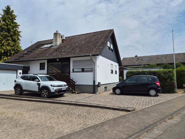 Einfamilienhaus freistehend mit Keller und 3 Garagenstellplätzen