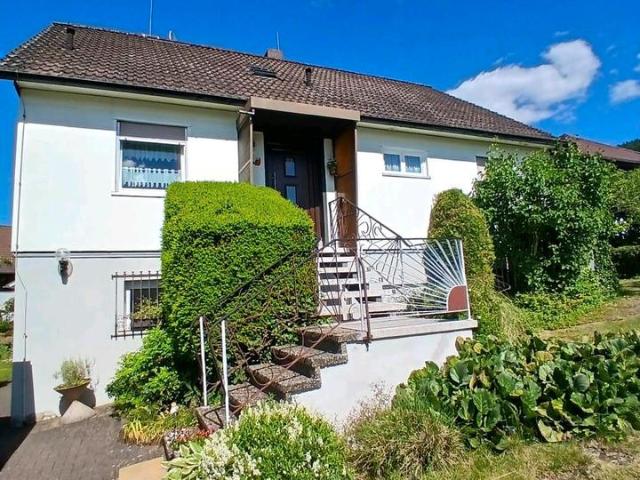 Einfamilienhaus + Keller, Mehrgenerationenhaus oder Miete möglich
