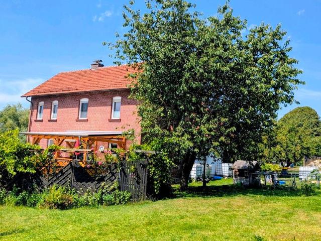 Einfamilienhaus, Hof mit Scheune und Stallungen