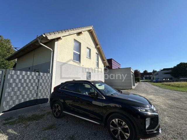 Einfamilienhaus Hohenems, Nahe Zentrum, großzügige Terrassenfläche mit Gartenanlage, neuer Zaun mit Sichtschutz, mehrere Außenstellplätze auf privatem Grundstück