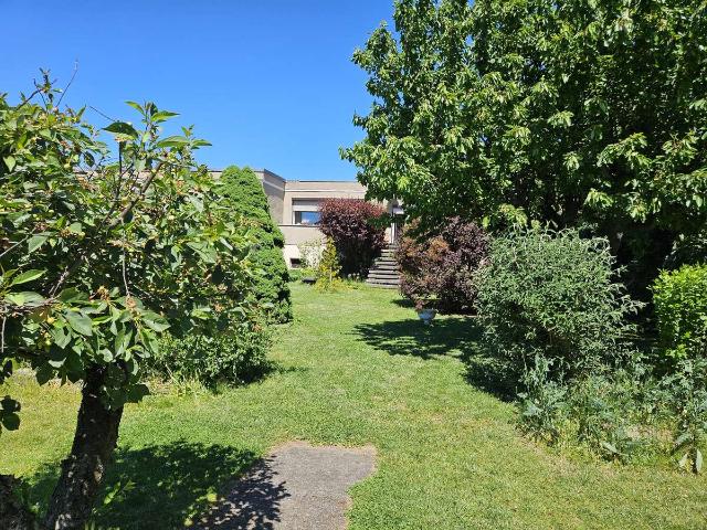 EINFAMILIENHAUS IM BUNGALOWSTIL MIT TIEFGARAGE