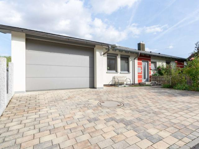 Einfamilienhaus im Bungalowstil mit Einliegerwohnung, Garten und Garage in Öhringen