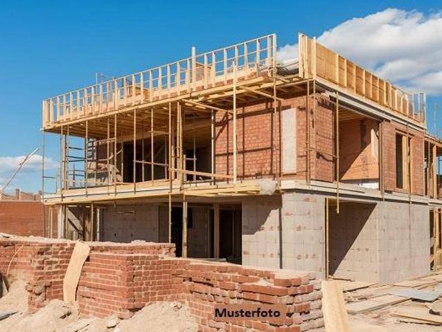 Einfamilienhaus im Rohbau mit Doppelgarage und herrlichem Ausblick – viel Potenzial
