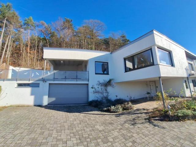 Einfamilienhaus im „zeitlosen Baustil“ mit Einliegerwohnung
