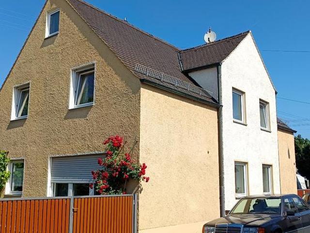 Einfamilienhaus in A. Kriegshaber mit Garagen und Nebengebäuden