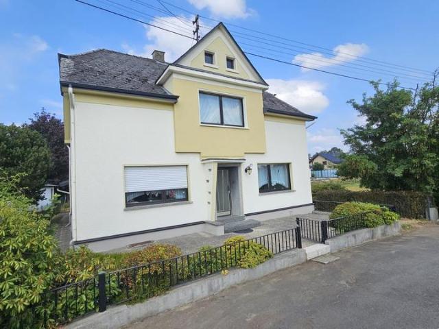 Einfamilienhaus in Gieleroth, 3 Garagen, Garten und Baugrundstück