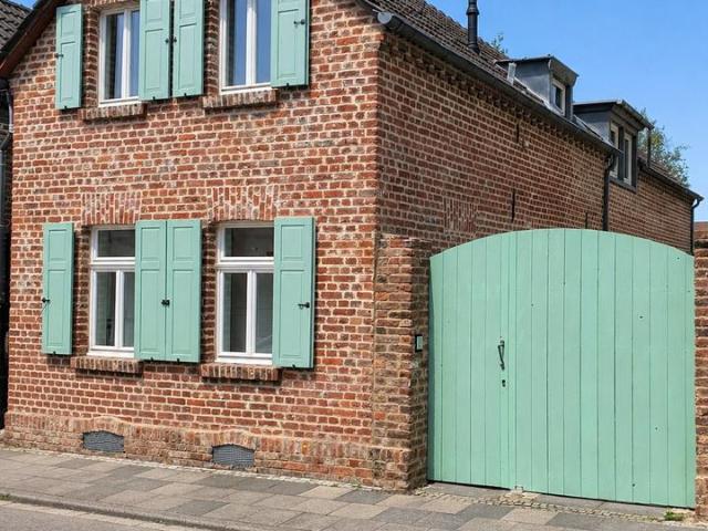 Einfamilienhaus in Köln Weiß mit Garten, Einfahrt, provisionsfrei