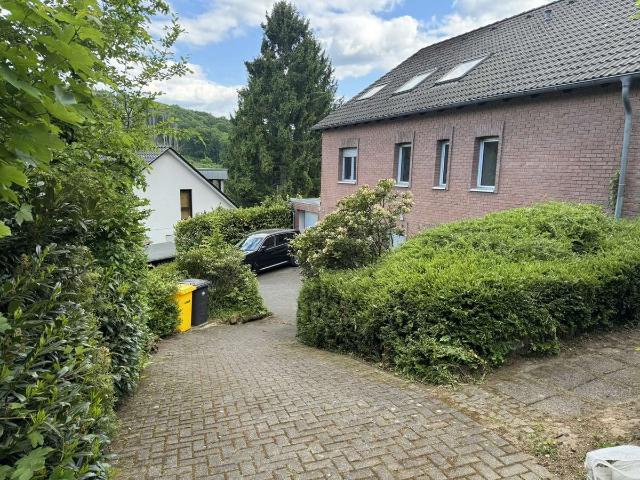 Einfamilienhaus in Kürten – 7 Zimmer, 993 m² Grundstück, saniertes OG, Garage