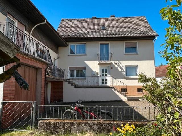 Einfamilienhaus in ruhiger Wohnlage mit 2 Garagen ca. 215 qm