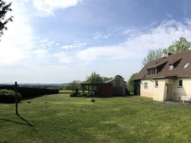 Einfamilienhaus in ruhiger, sonniger Lage zum sanieren mit Trinkwasserbrunnen und Fernblick
