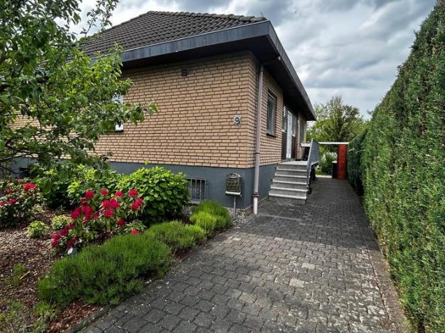 Einfamilienhaus in Willroth – Waldrandlage, Kamin, großer Garten