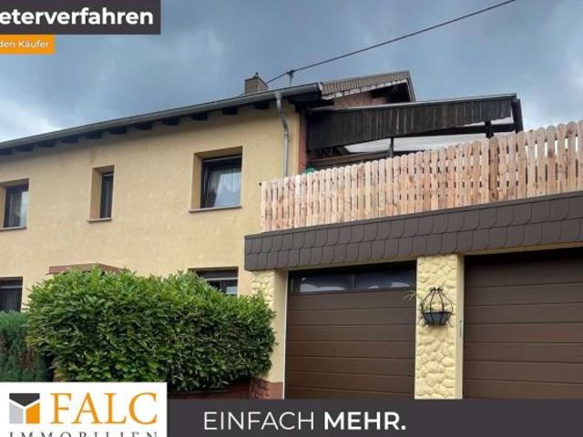 Einfamilienhaus in zentraler Lage mit 2 Garagen
