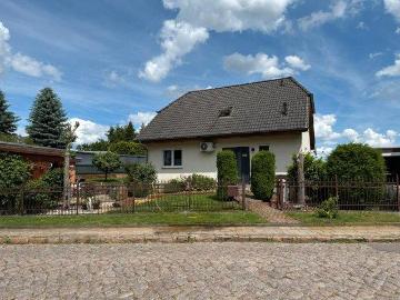 Einfamilienhaus inkl.gegenüberliegendes Grundstück m Garage