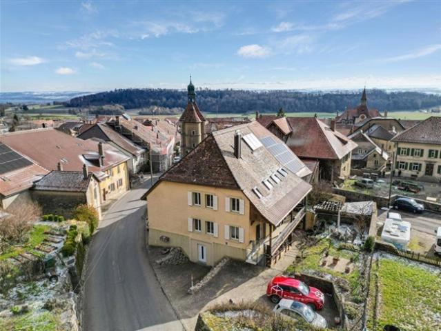 Familienhaus oder 3 Wohnung Gebäude in Baulmes