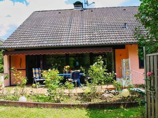 Einfamilienhaus m. Doppelgarage & Schwimmbad auf sonnigem Grdst