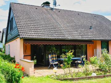 Einfamilienhaus m. Doppelgarage & Schwimmbad auf sonnigem Grdst