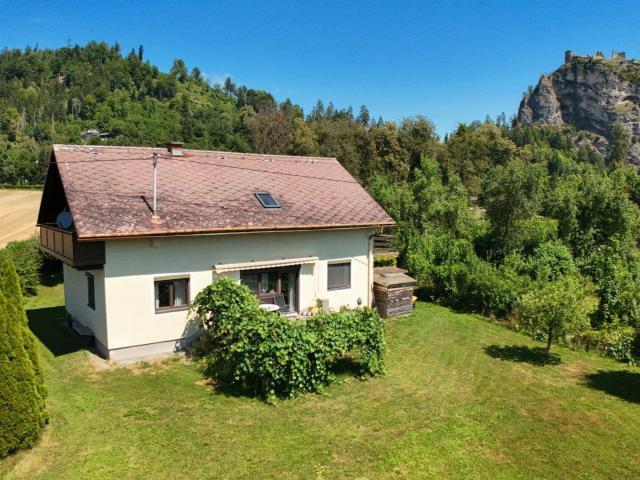 Einfamilienhaus mit Modernisierungsbedarf und Schlossbergblick