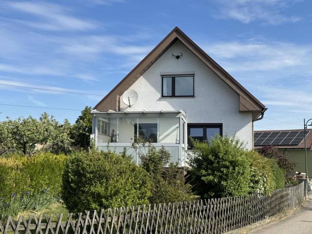 Einfamilienhaus mit Nebengebäude