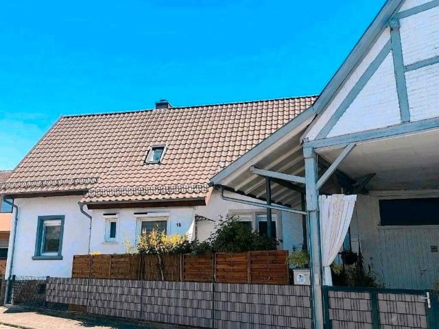Einfamilienhaus mit Nebengebäude