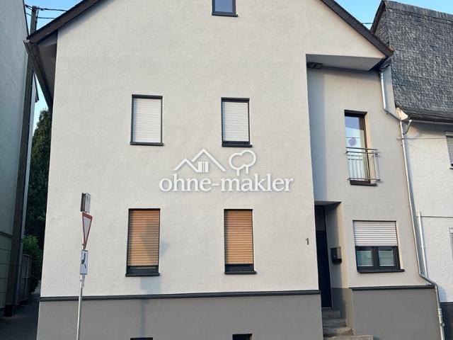 Einfamilienhaus mit Nebengebäude, Hof und Garage