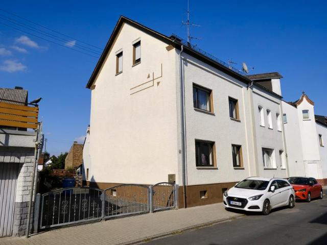 Einfamilienhaus mit Nebengebäude in Elz