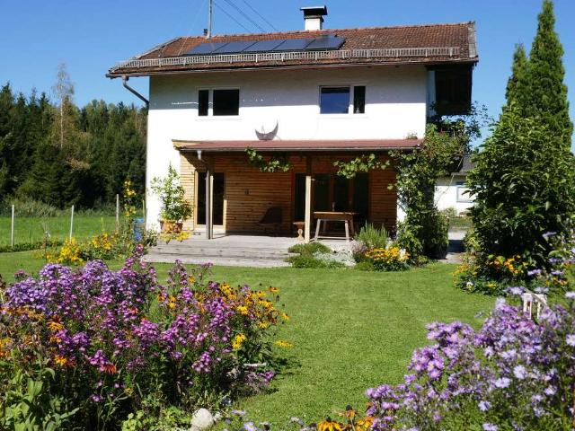 Einfamilienhaus mit Nebengebäude mit großem Garten/Hof provisionsfrei von Privat