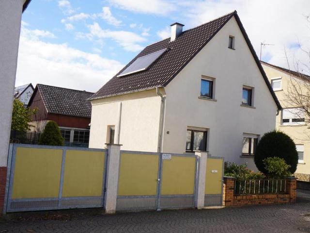 Einfamilienhaus mit Nebengebäuden, abgeschlossenem Hof und Garten