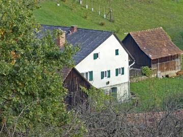 Einfamilienhaus mit Nebengebäuden in ruhiger Sackgassenlage in begehrter Lage am Fuße des Gedersbergs!