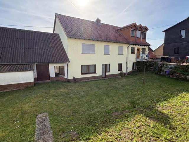 Einfamilienhaus mit Nebengebäuden, separater Einliegerwohnung und