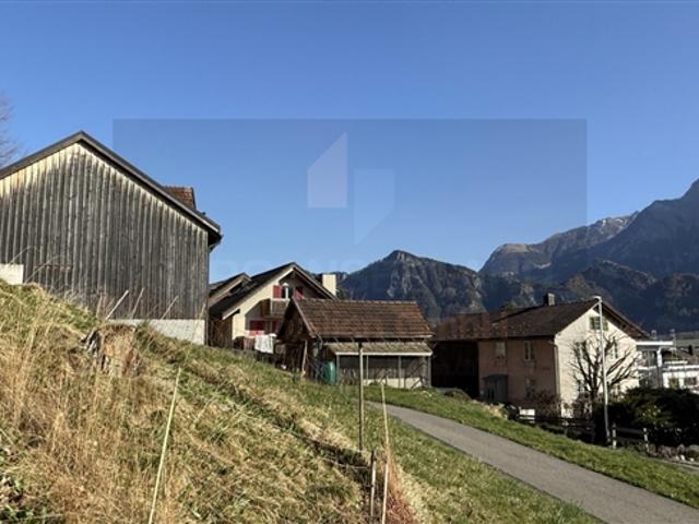 Einfamilienhaus mit Nebengebäuden und Scheune